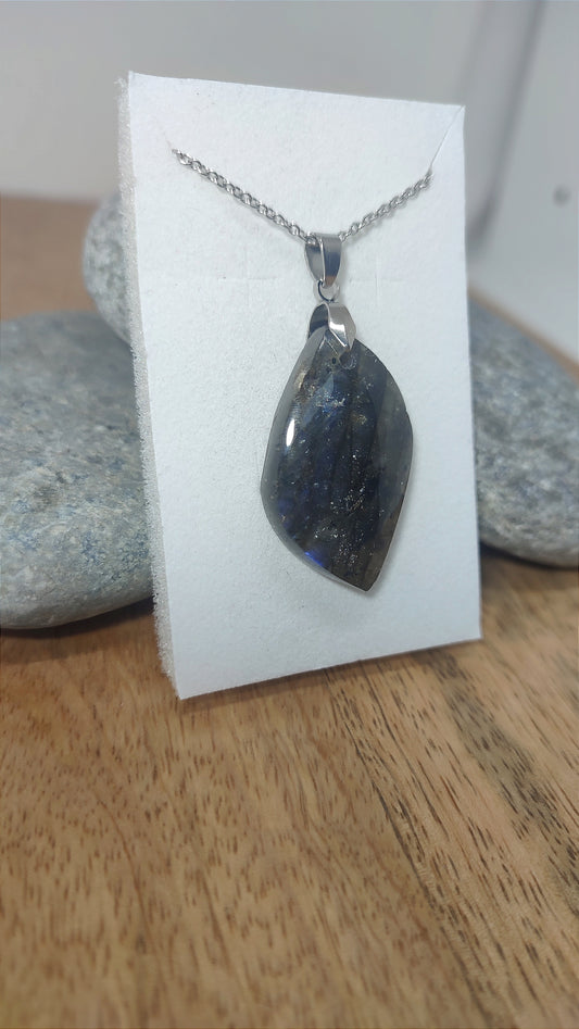 Pendentif en Labradorite de Madagascar