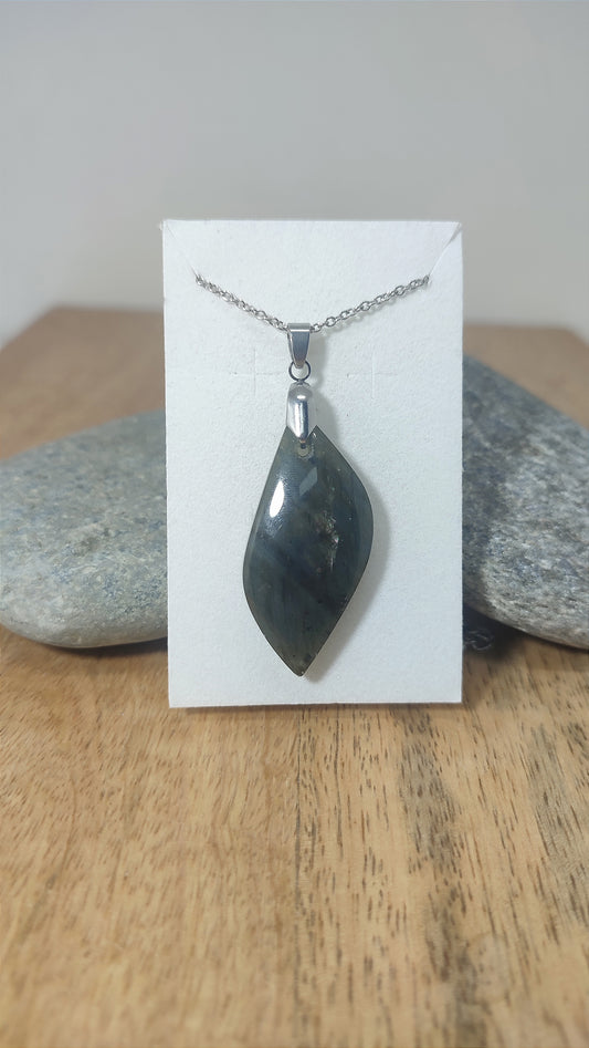 Pendentif en Labradorite de Madagascar